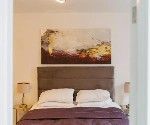 6 3 Bedrooms, Sleeps X 6 * York