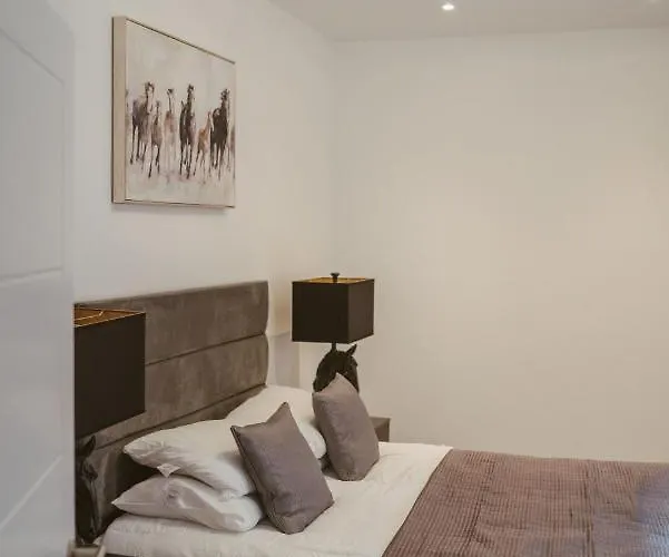 6 3 Bedrooms, Sleeps X 6 * York