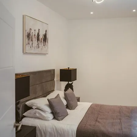 6 3 Bedrooms, Sleeps X 6 * York